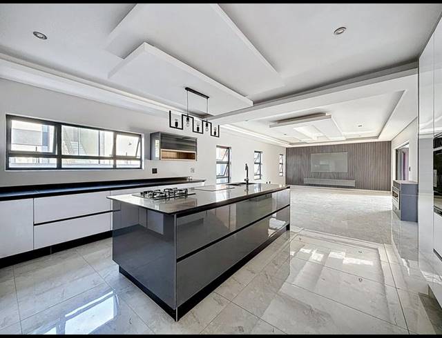 6 BEDROOM HOUSE FOR SALE IN SIX FOUNTAINS RESIDENTIAL ESTATE
